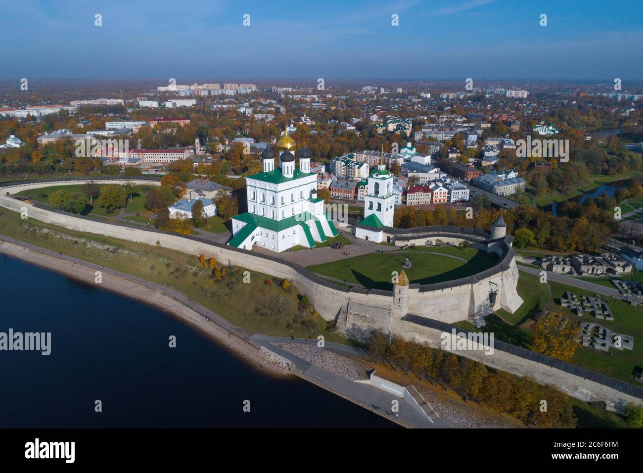 TrinityKathedrale im Pskow Kreml im goldenen Herbst (Luftaufnahme