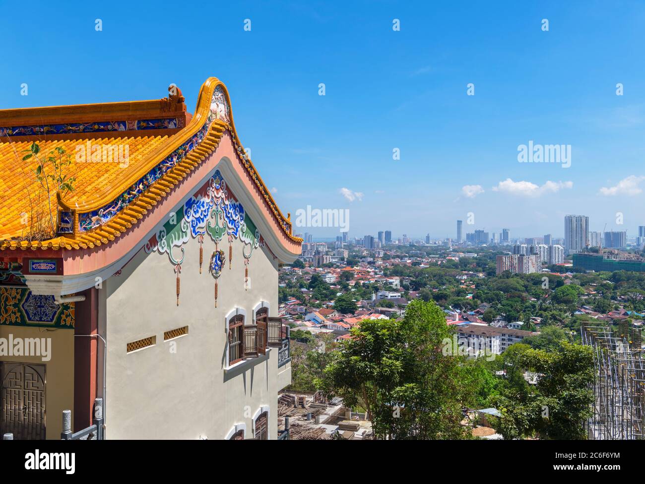 Blick über die Skyline von George Town vom Kek Lok Si Tempel, einem buddhistischen Tempel in Air ITAM, Penang, Malaysia Stockfoto