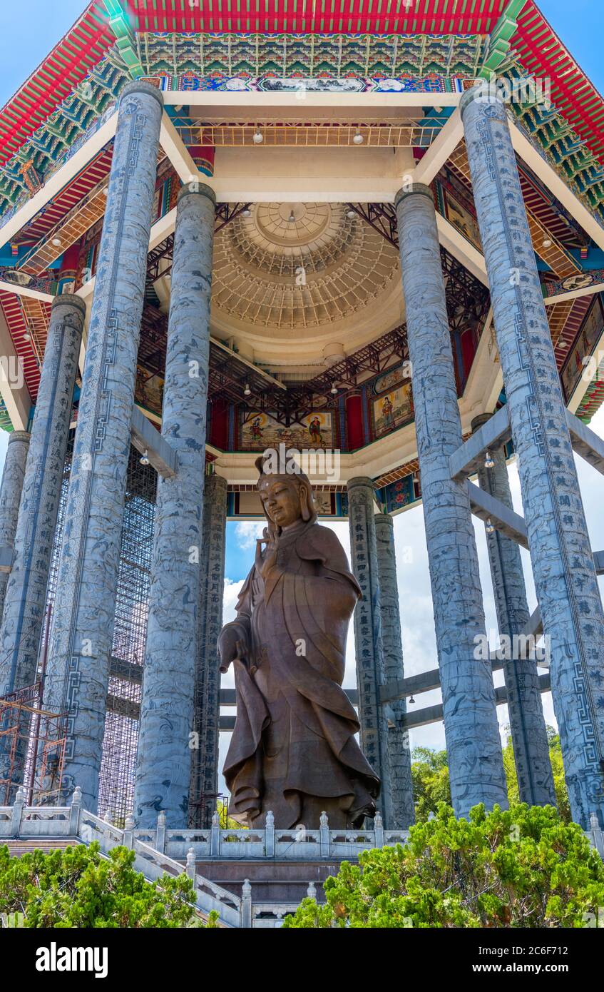 Statue von Guanyin (Guan Yin oder Kuan Yin), der buddhistischen Göttin der Barmherzigkeit, Kek Lok Si Tempel, Air ITAM, Penang, Malaysia Stockfoto