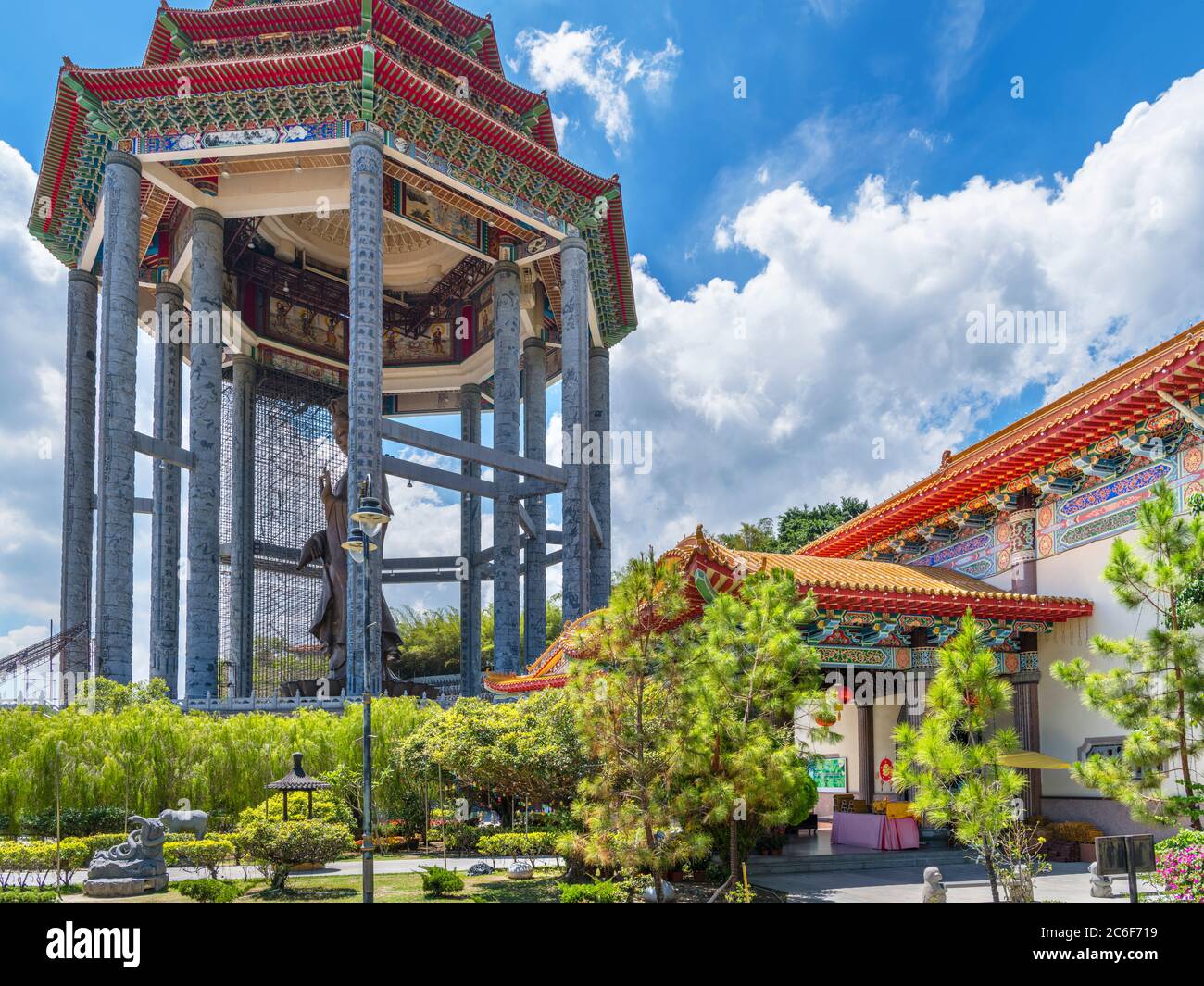 Statue von Guanyin (Guan Yin oder Kuan Yin), der buddhistischen Göttin der Barmherzigkeit, Kek Lok Si Tempel, Air ITAM, Penang, Malaysia Stockfoto