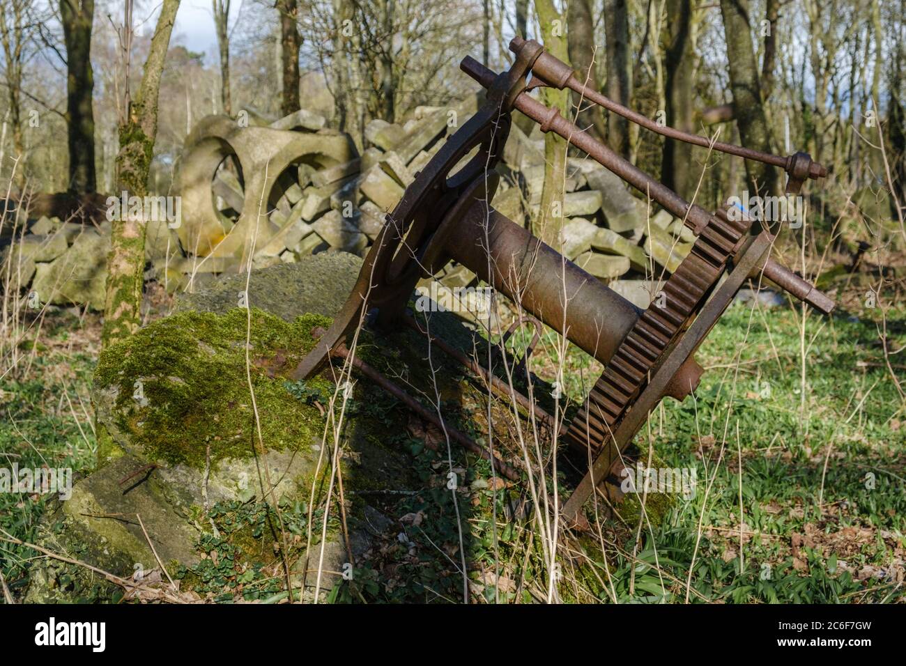 Rosting Winde Maschinen liegt in Wäldern in der Nähe der Ufer des Lough Neagh in Antrim, Nordirland entsorgt Stockfoto