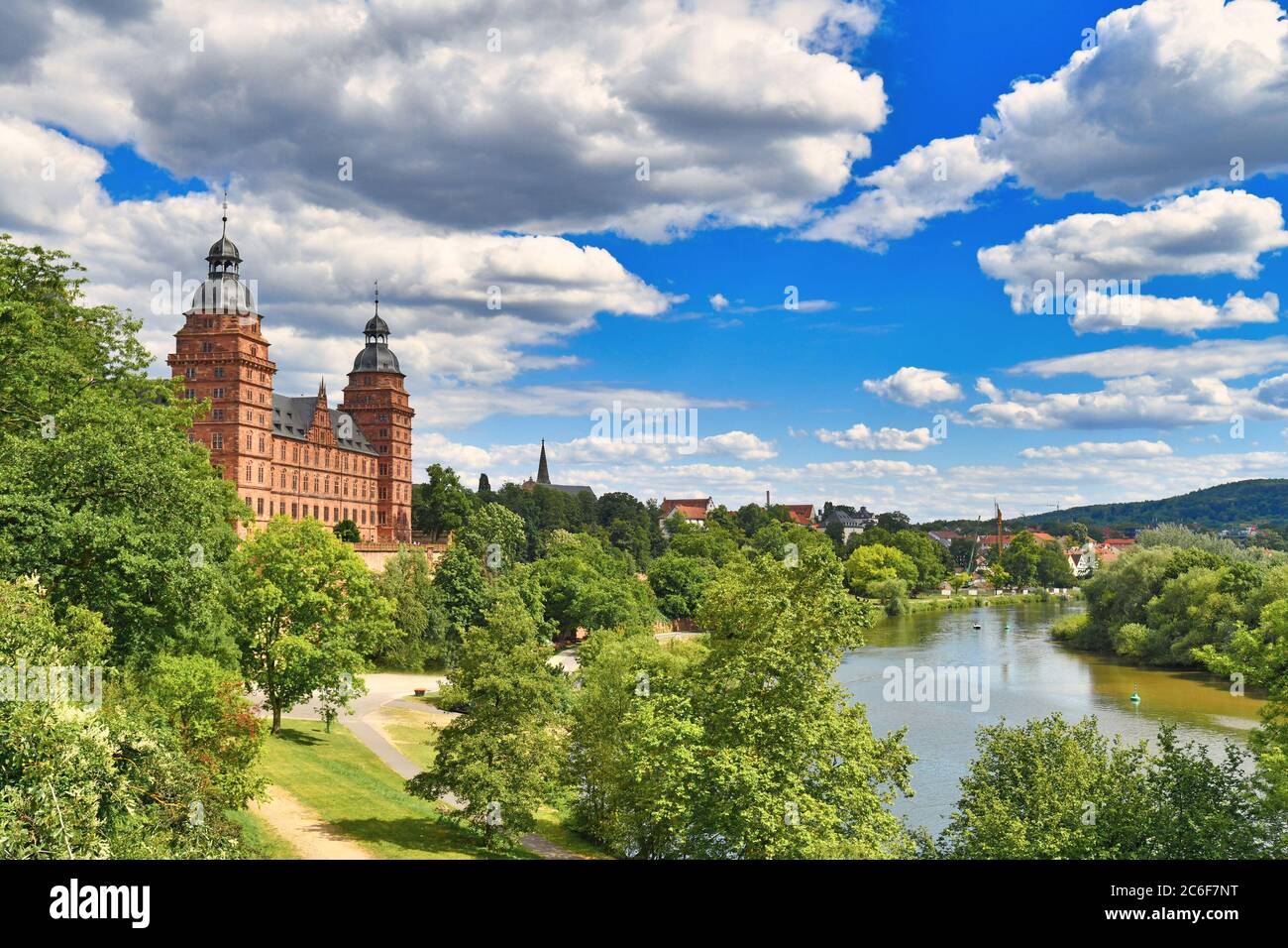 Schöner Blick über die deutsche Stadt Aschaffenburg mit Main, Schloss "Schloss Johannisburg" und grünem Park Stockfoto