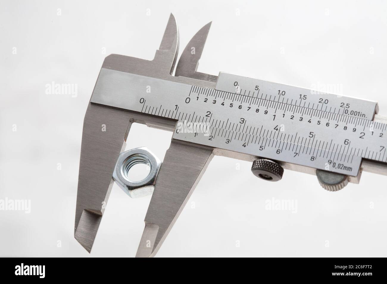 Das Bild zeigt eine Nahaufnahme eines Messmessers, der für präzise Messungen in der Technik verwendet wird Stockfoto