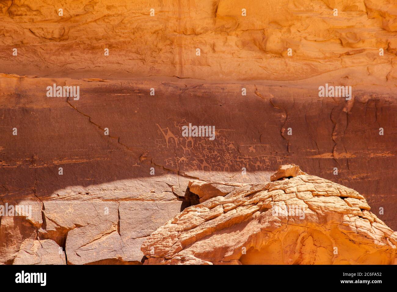 Antike Felszeichnungen und Text in der Wadi Rum Wüste, Jordanien Stockfoto