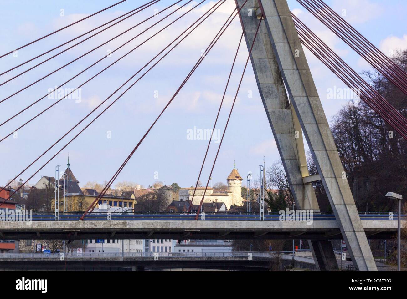 Rheinbrücke mit der alten Schweizer Stadt Schaffhausen und ihrem Wahrzeichen Munot im Hintergrund Stockfoto