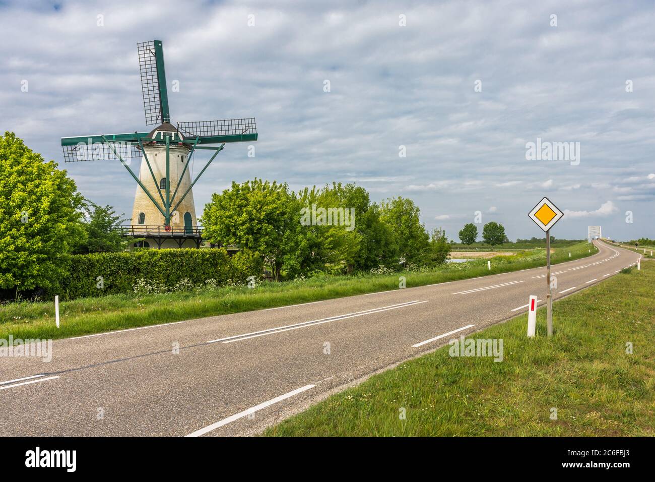 Traditionelle holländische Windmühle "De Jager" an der Hauptstraße in Oud-Vossemeer, Provinz Zeeland, Niederlande Stockfoto