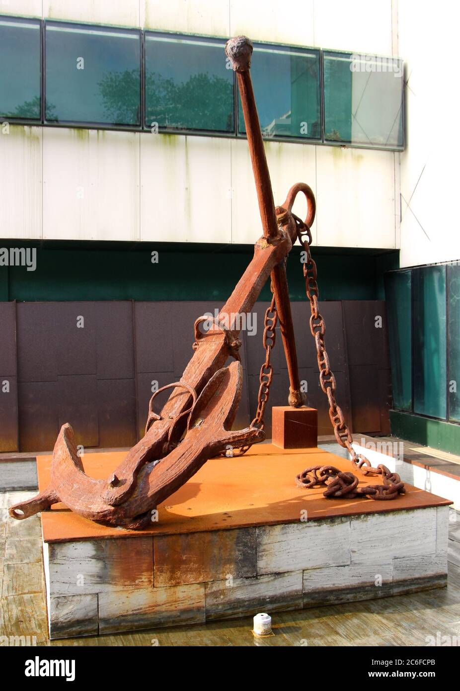 Verrostete Schiffe vor dem Schifffahrtsmuseum Kantabrien Museo Maritimo de Cantabrico Santander Cantabria Spanien vor Anker Stockfoto