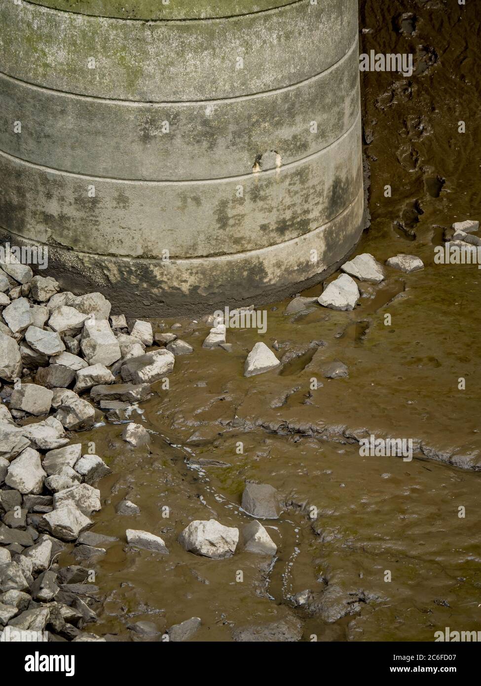 Fußabdruck Spuren im Schlamm bei Ebbe Stockfoto