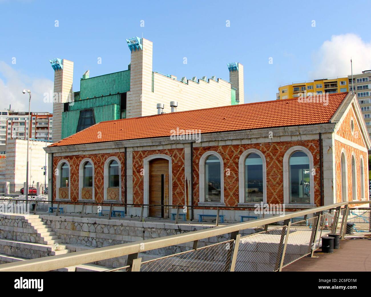 Festival Palace Palacio de Festivales Santander Cantabria Spanien Gebäude, das entworfen wurde, um einen Tiger darzustellen, der auf seinem Rücken mit seinen Beinen in der Luft liegt Stockfoto