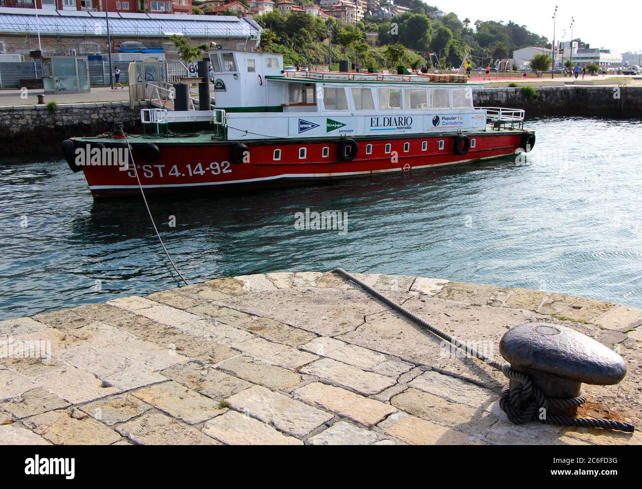 Regina Fähre 'Trasmiera' vertäut und außer Betrieb in der Bucht von Santander Cantabria Spanien Stockfoto