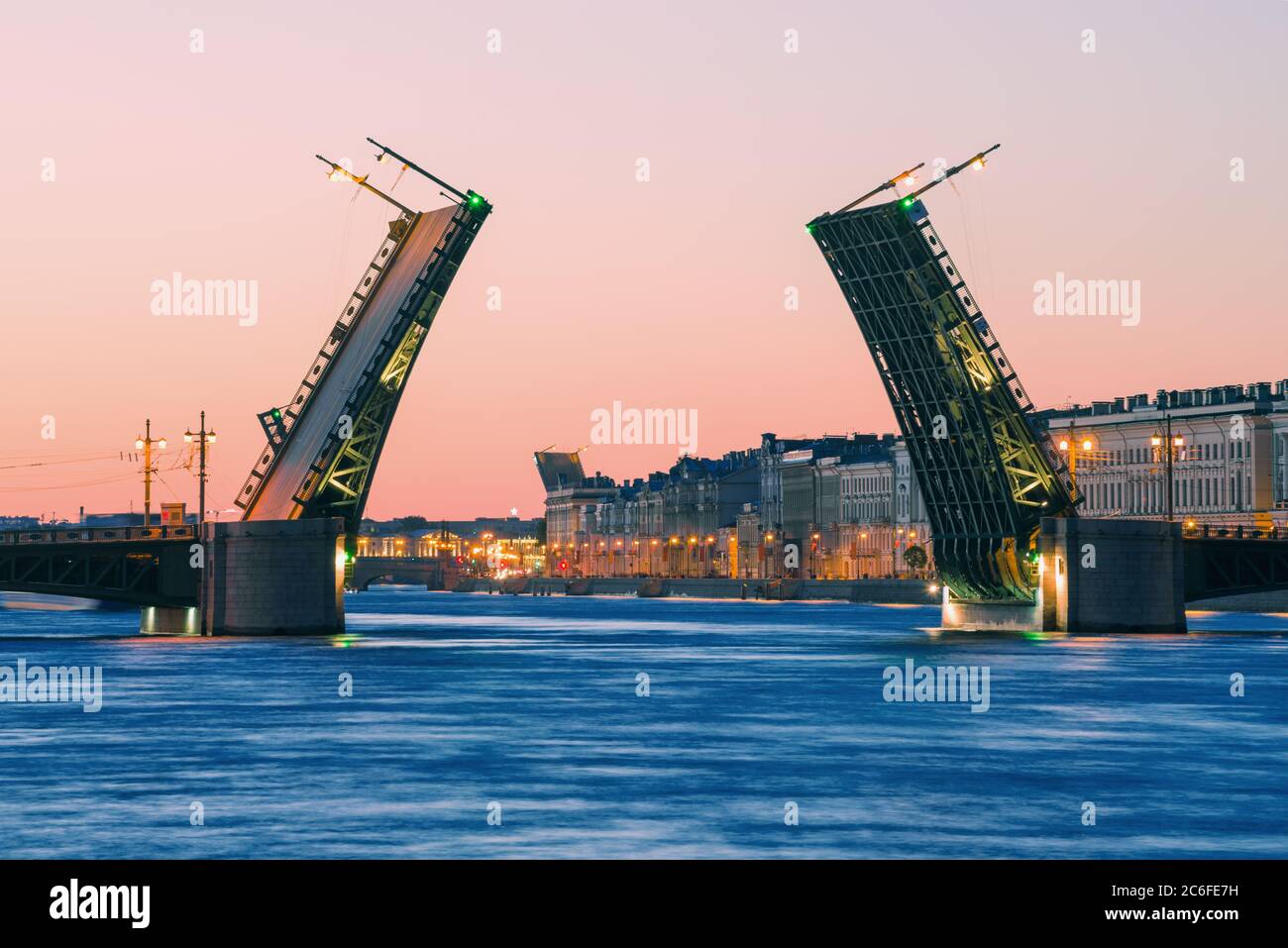 Blick auf die geschiedene Palastbrücke am frühen Junimorgen. Sankt Petersburg, Russland Stockfoto