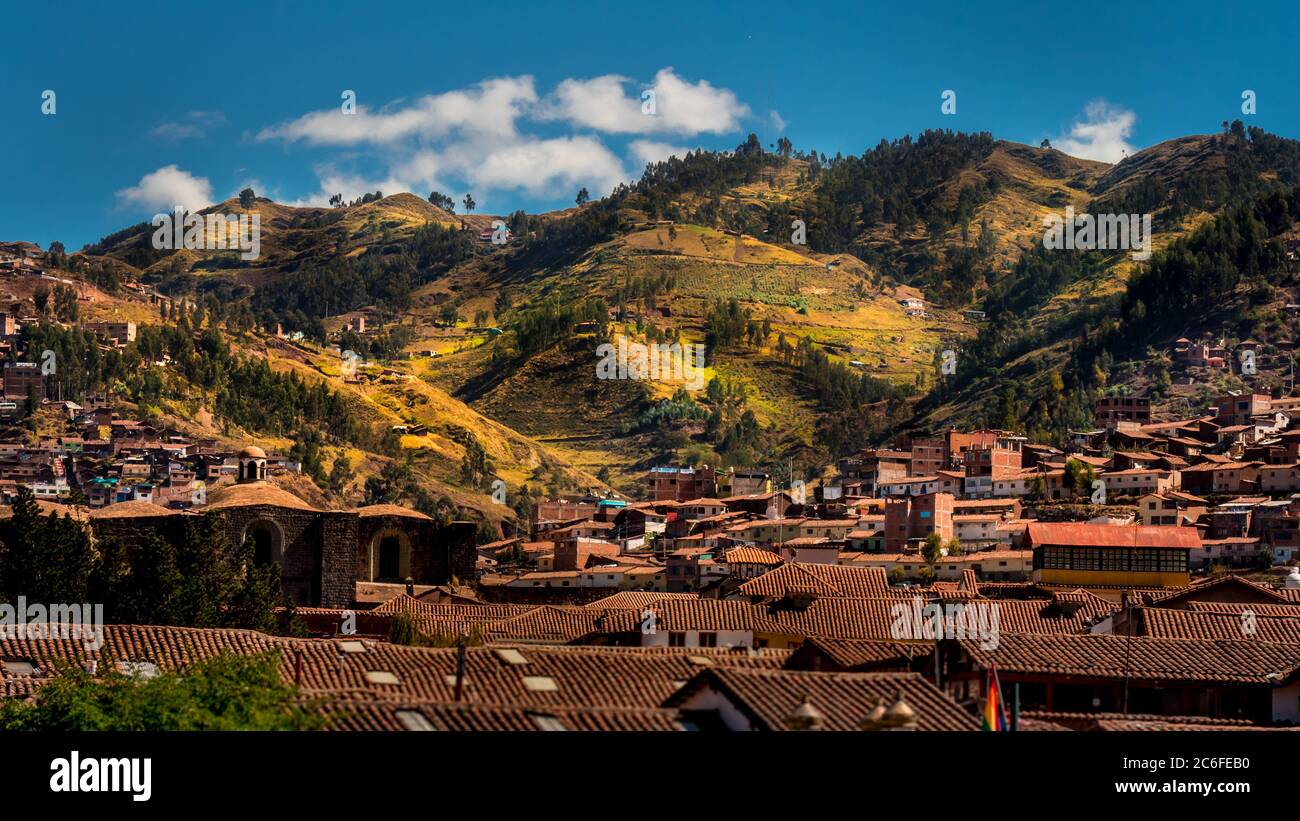 Landschaftlich schöner blick über die Dächer von cusco zu den Vororten außerhalb der Stadt. Stockfoto