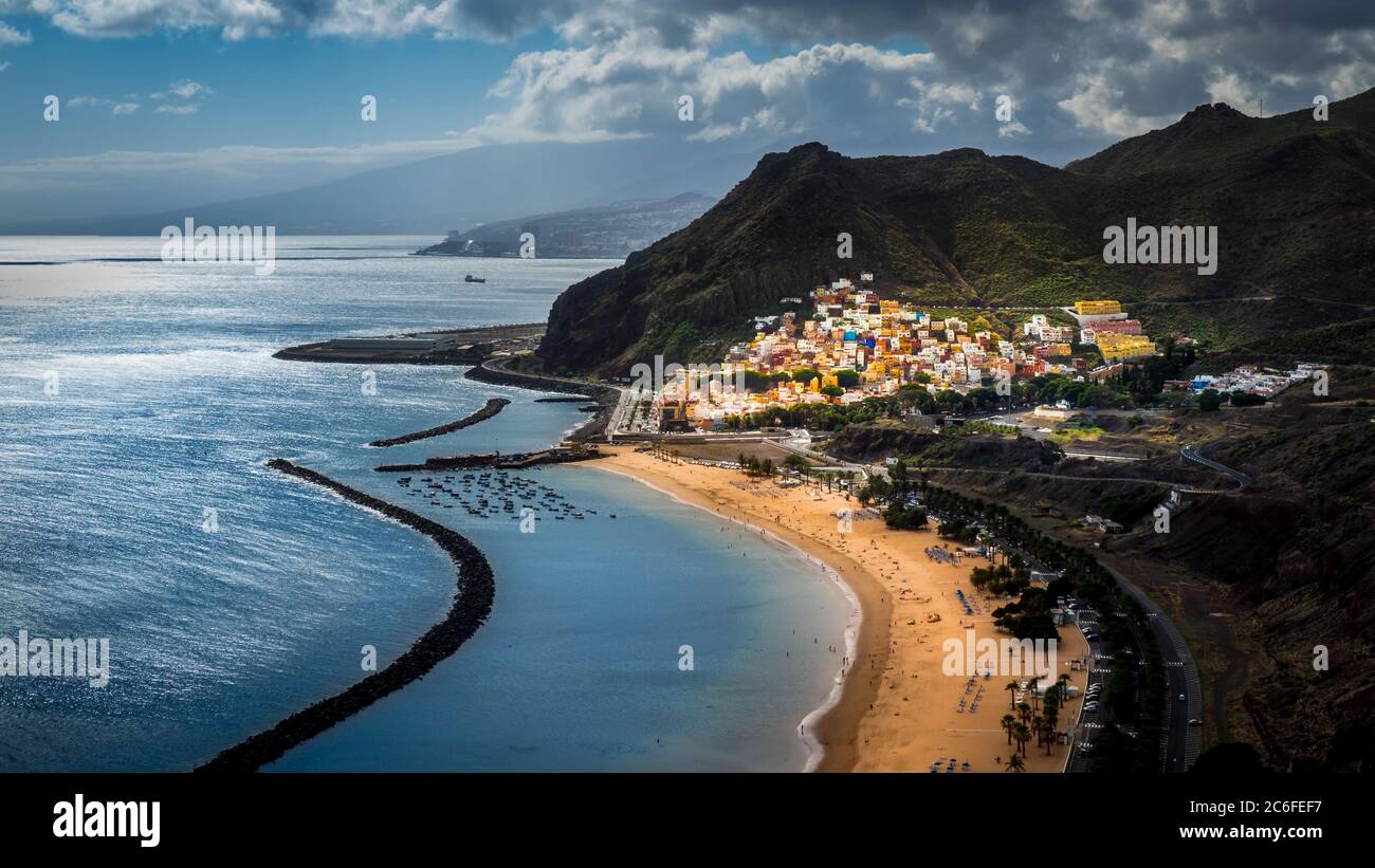 Blick mit bedrohlicher Wolkenlandschaft vor einem Sturm über den künstlichen Strand playa de las teresitas in der Nähe des bunt bemalten Dorfes san andres Stockfoto