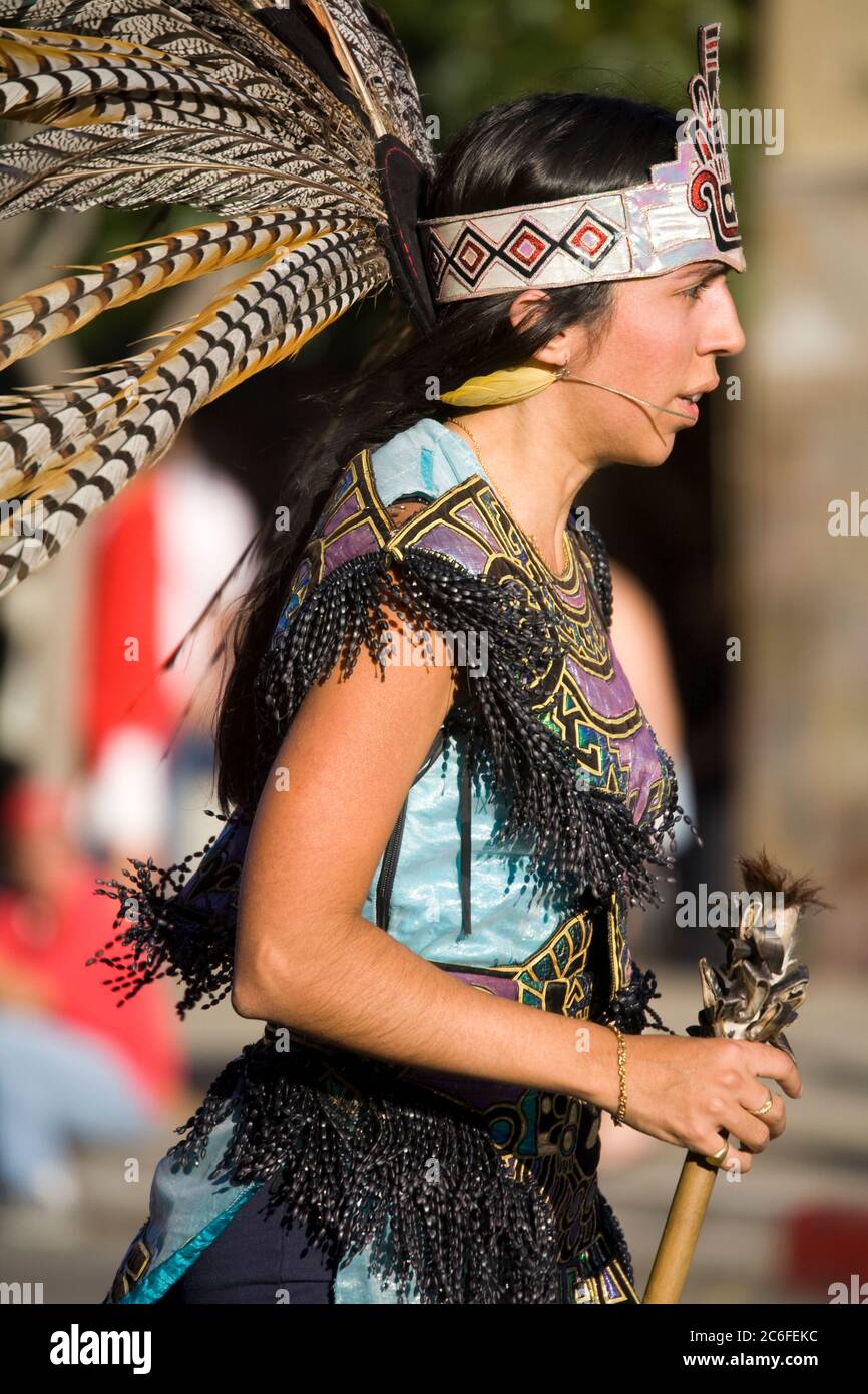 Aztekische Tänzer, Golden Dragon Parade, Chinese New Year Festival, Chinatown, Los Angeles, Kalifornien, USA Stockfoto