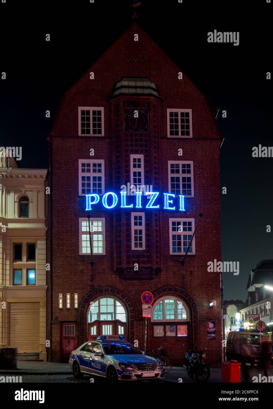 hamburgs berühmteste Polizeistation namens Davidwache mit blauem polizei Neonschild im Rotlichtviertel der reeperbahn bei Nacht, Polizeikommissariat Stockfoto