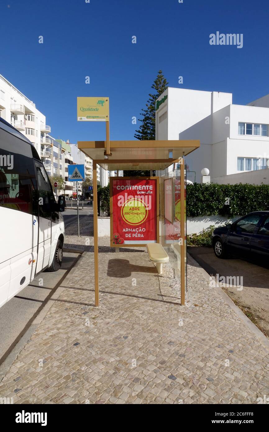 Bushaltestelle In Armacao De Pera Mit Einem Werbeplakat Für Continente Supermärkte Der Algarve Portugal Stockfoto