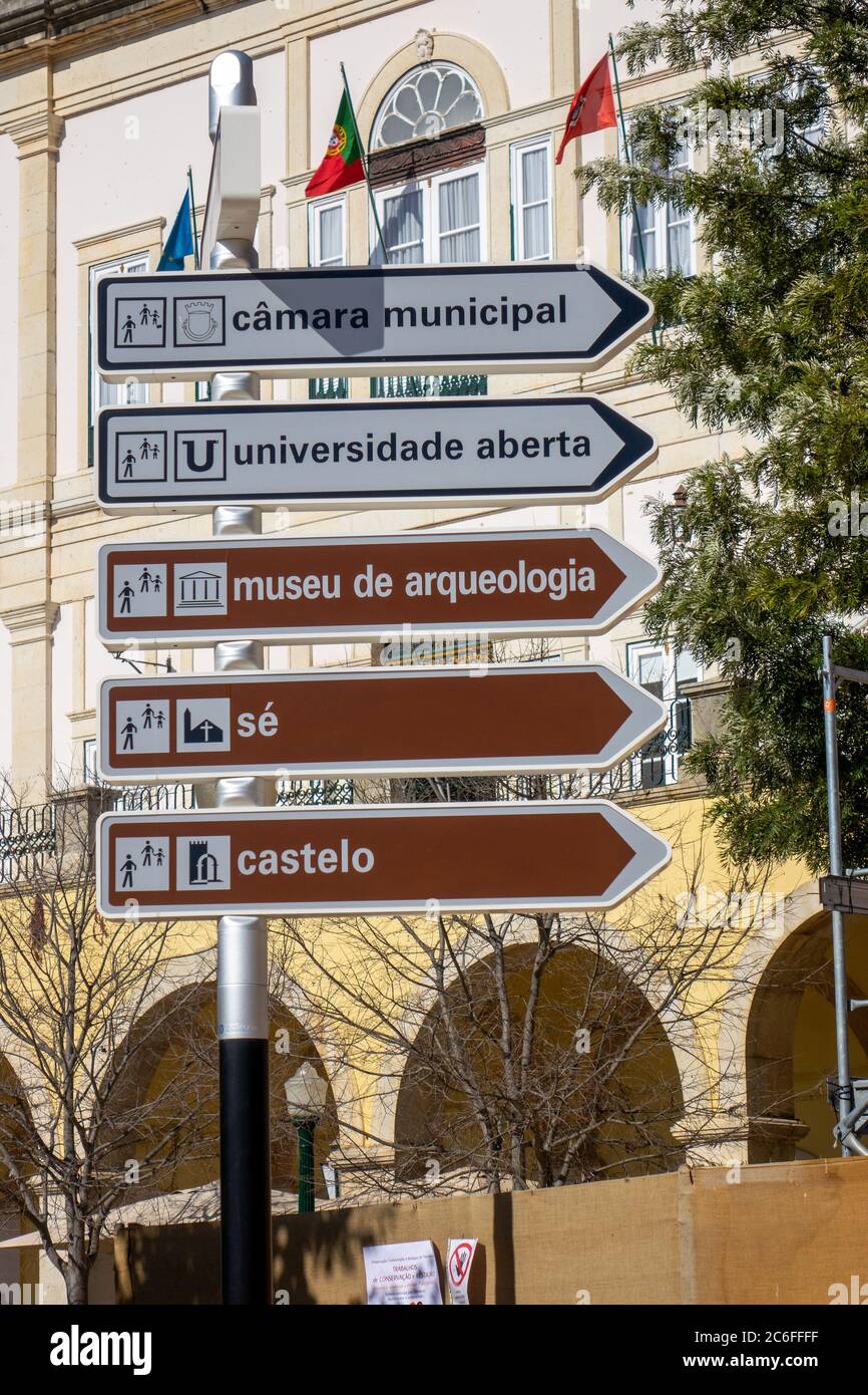 Sehenswürdigkeiten Touristenattraktionen Städtische Informationen Direction Wegweiser Silves Portugal Stockfoto