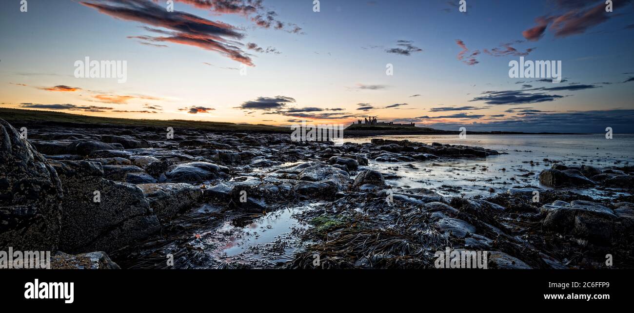 Dunstanburgh Castle von Craster Stockfoto