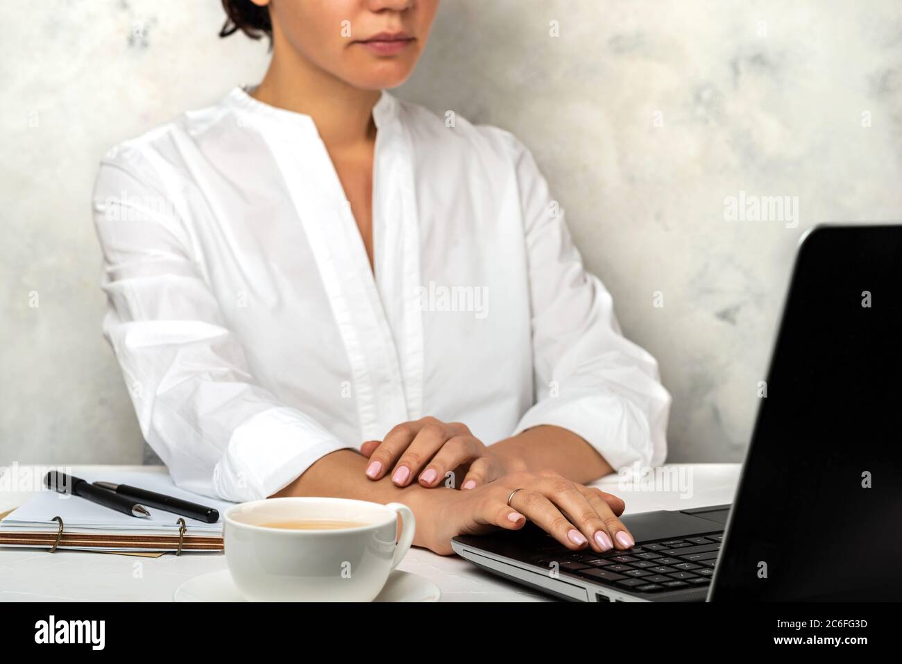 Frau benutzt Laptop. Online-Bildung Arbeitskonzept. Stockfoto