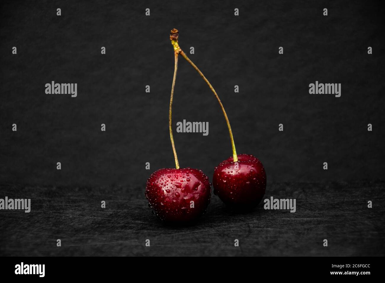 Frische, gesunde, leckere und nasse süße Kirschenbeeren mit Wassertropfen darauf. Stockfoto