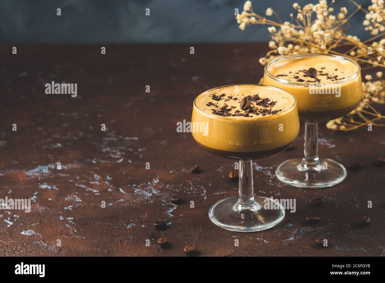 Frappe Kaffee in Dessertgläsern auf brauner Kulisse Stockfoto