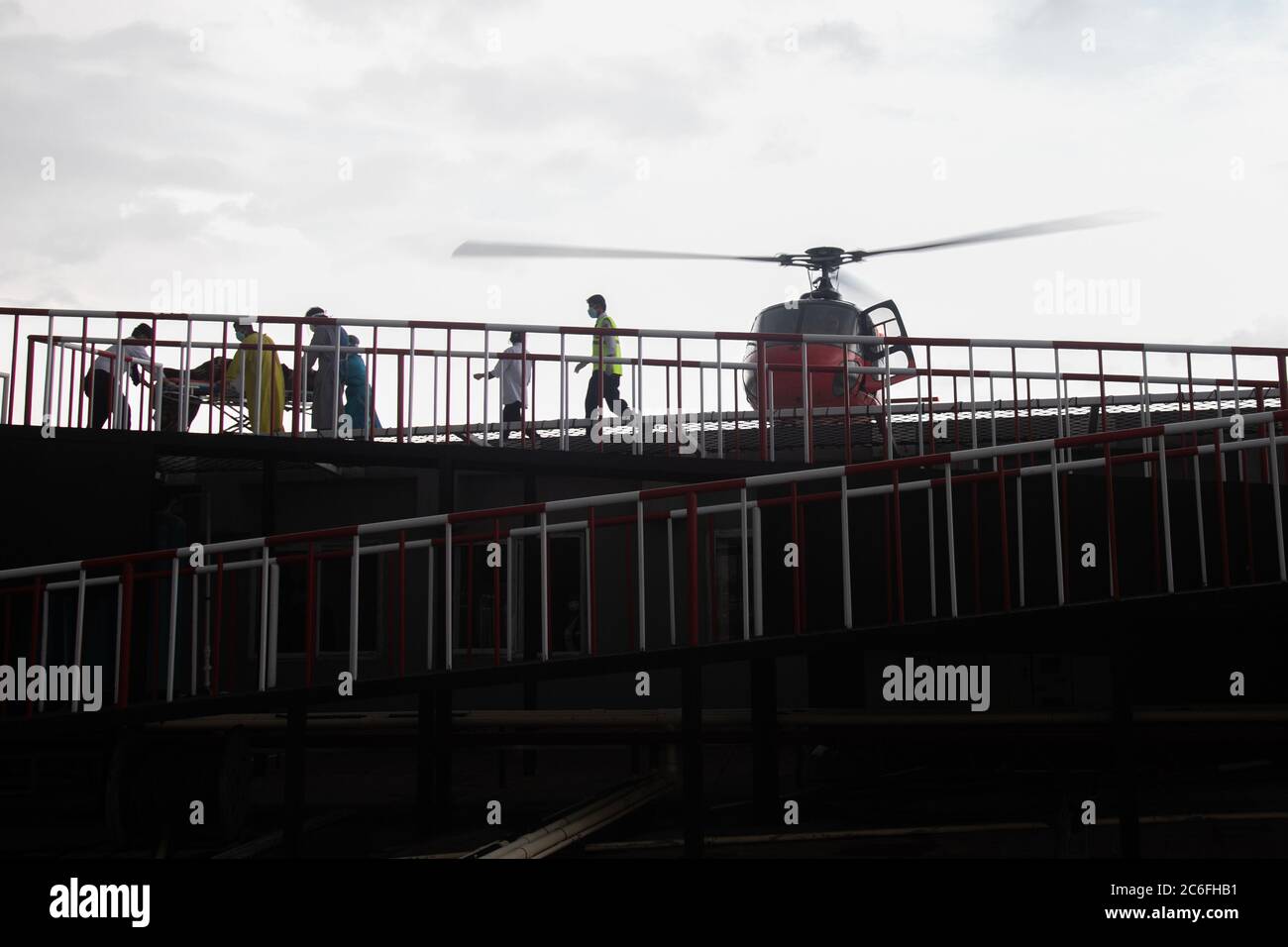 Opfer der sindhupalchowk-Flut, die mit dem Hubschrauber zur Behandlung im Hams-Krankenhaus gebracht wurde.nach Angaben des stellvertretenden Polizeipräsidenten Madhav Prasad Kafle wurden insgesamt 20 Häuser weggefegt, Zwei Menschen starben und mindestens 20 weitere sind nach Sturzfluten, die durch unaufhörliche Regenfälle im Distrikt Sindhupalchowk, etwa 80 km nordöstlich von Kathmandu, ausgelöst wurden, vermisst worden. Stockfoto