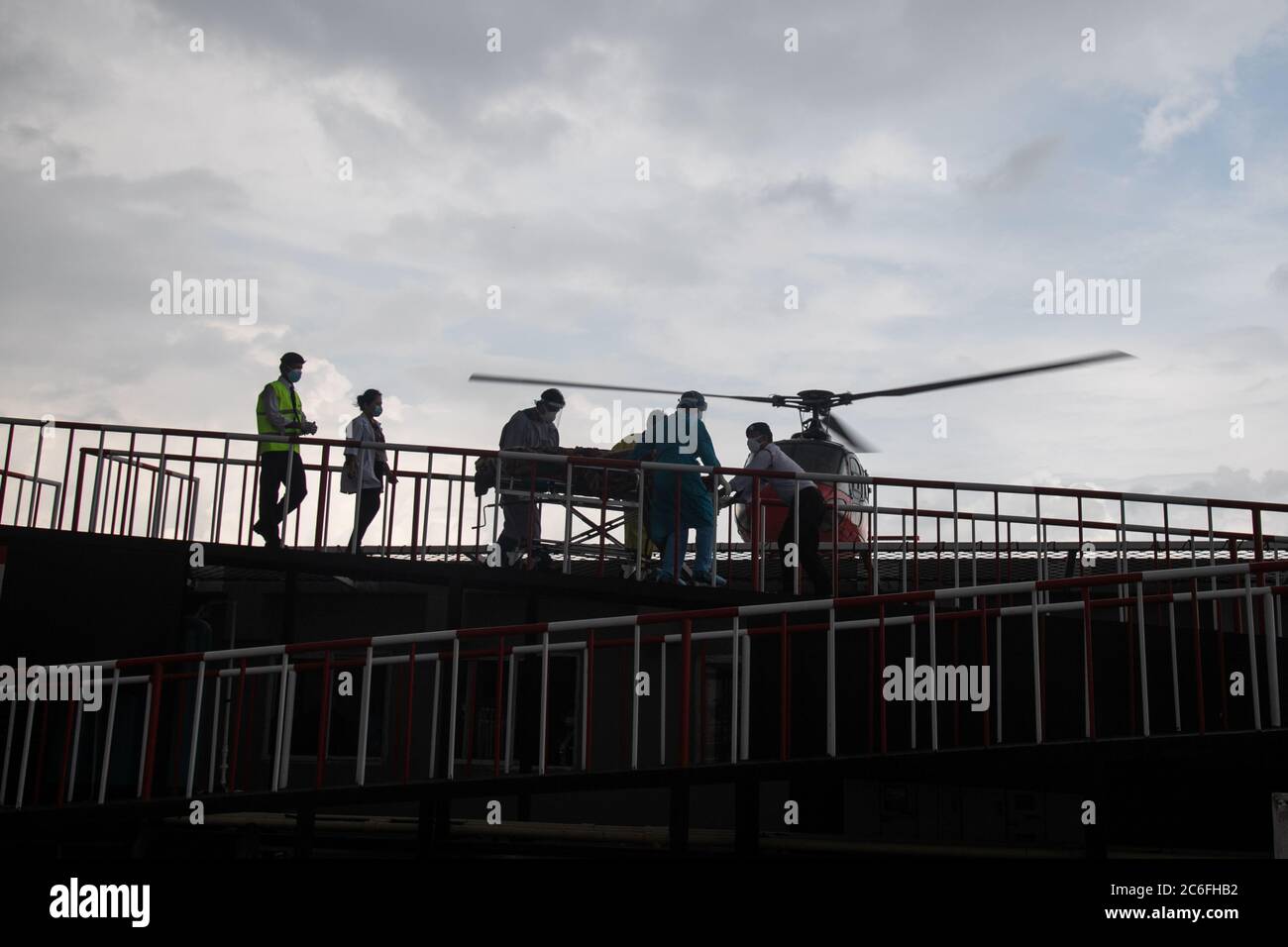 Opfer der sindhupalchowk-Flut, die mit dem Hubschrauber zur Behandlung im Hams-Krankenhaus gebracht wurde.nach Angaben des stellvertretenden Polizeipräsidenten Madhav Prasad Kafle wurden insgesamt 20 Häuser weggefegt, Zwei Menschen starben und mindestens 20 weitere sind nach Sturzfluten, die durch unaufhörliche Regenfälle im Distrikt Sindhupalchowk, etwa 80 km nordöstlich von Kathmandu, ausgelöst wurden, vermisst worden. Stockfoto