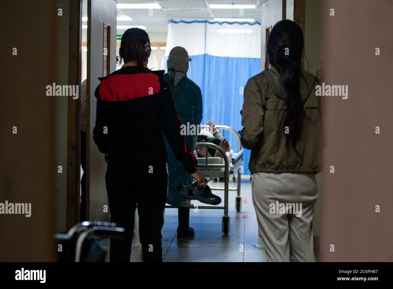 Medizinisches Personal, das die sindhupalchowk-Flutopfer im Hams-Krankenhaus betreute.nach Angaben des stellvertretenden Polizeipräsidenten Madhav Prasad Kafle wurden insgesamt 20 Häuser weggefegt, zwei Menschen starben und mindestens 20 weitere wurden nach Sturzfluten, die durch unaufhörliche Regenfälle im Sindhupalchowk-Bezirk ausgelöst wurden, vermisst. Etwa 80 km nordöstlich von Kathmandu. Stockfoto