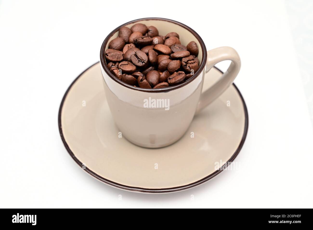 Arabische Kaffeebohnen in türkischer Kaffeetasse. Stockfoto