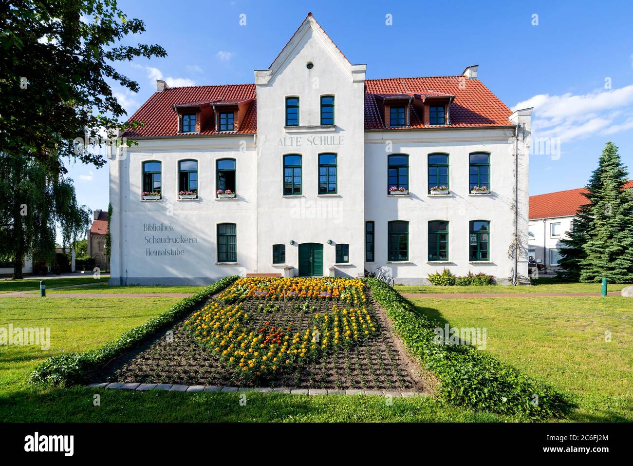 Alte Schule in Krakau am See, Deutschland, Heimat eines Buchdruckmuseums mit Schauwerkstatt und Stadtbibliothek Stockfoto