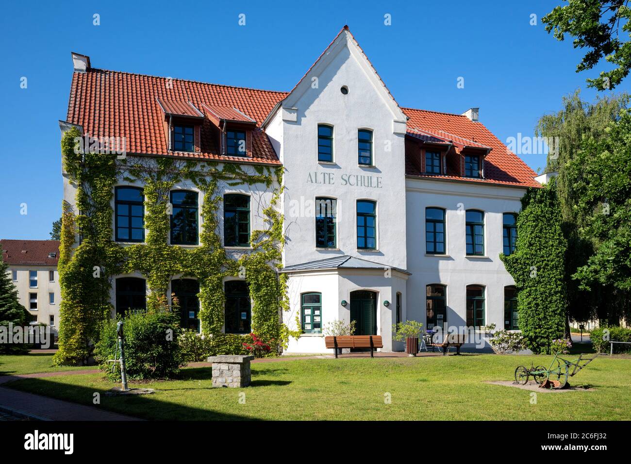 Alte Schule in Krakau am See, Deutschland, Heimat eines Buchdruckmuseums mit Schauwerkstatt und Stadtbibliothek Stockfoto