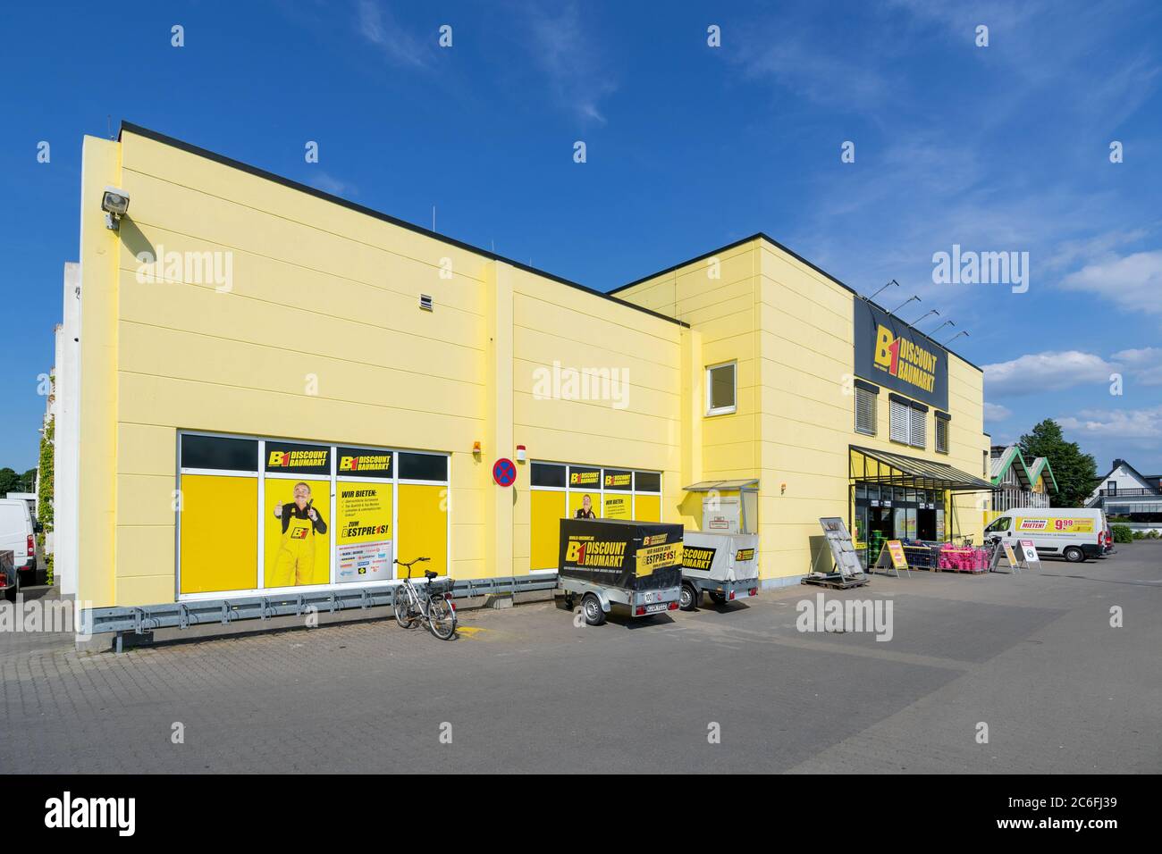 B1 Discount Baumarkt in Güstrow, Deutschland. B1 ist eine Marke von toom, einem der größten deutschen DIY-Händler und Teil der REWE Group. Stockfoto