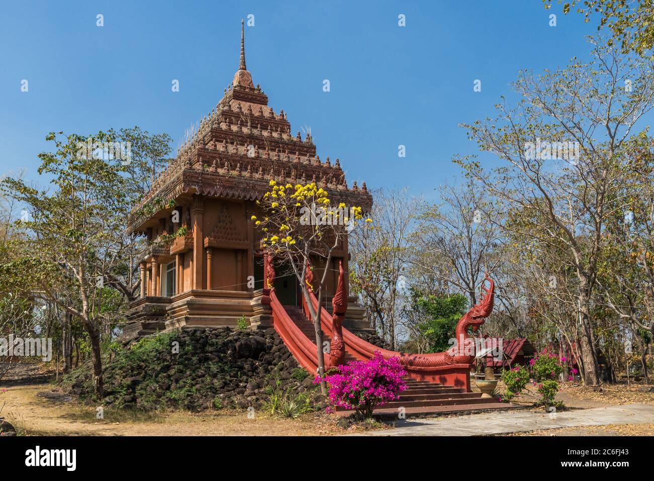 Am Khao Phra Angkhan Tempel. Das Hotel liegt in der Provinz Thailand Buriram der Tempel wurde auf dem ehemaligen Vulkan Khao Loy gebaut. Stockfoto