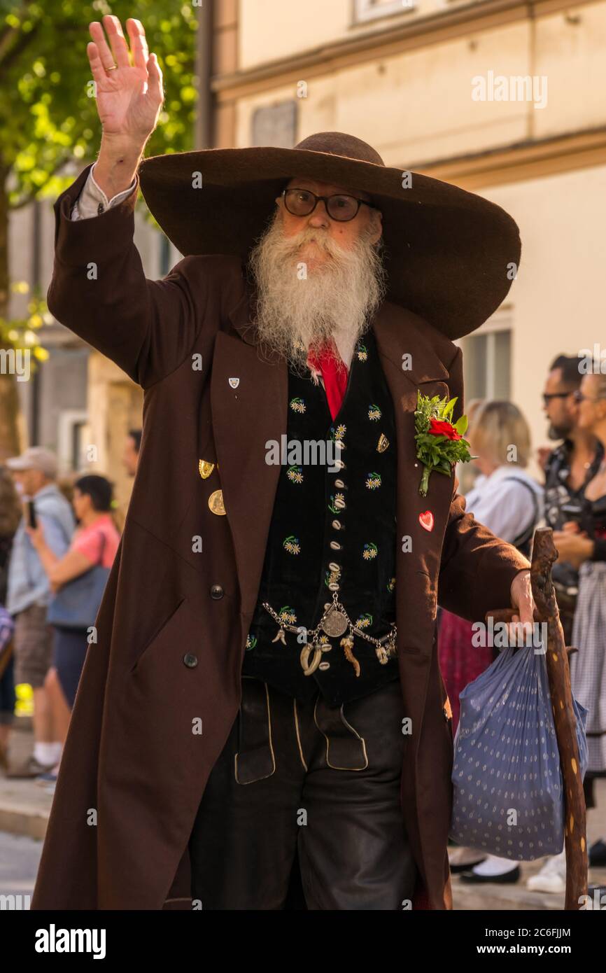 Villach, Österreich - 3. August 2019: Traditionell bekleideter bärtiger Teilnehmer am Villacher Kirchtag, dem größten traditionellen Fest Österreichs Stockfoto