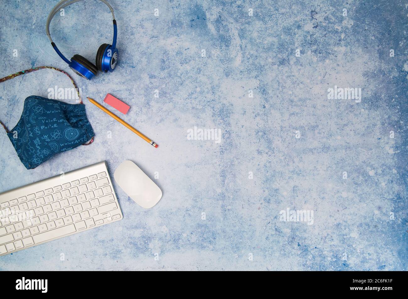 Digitale E-Learning-Schule liefert auf blauem Hintergrund Stockfoto