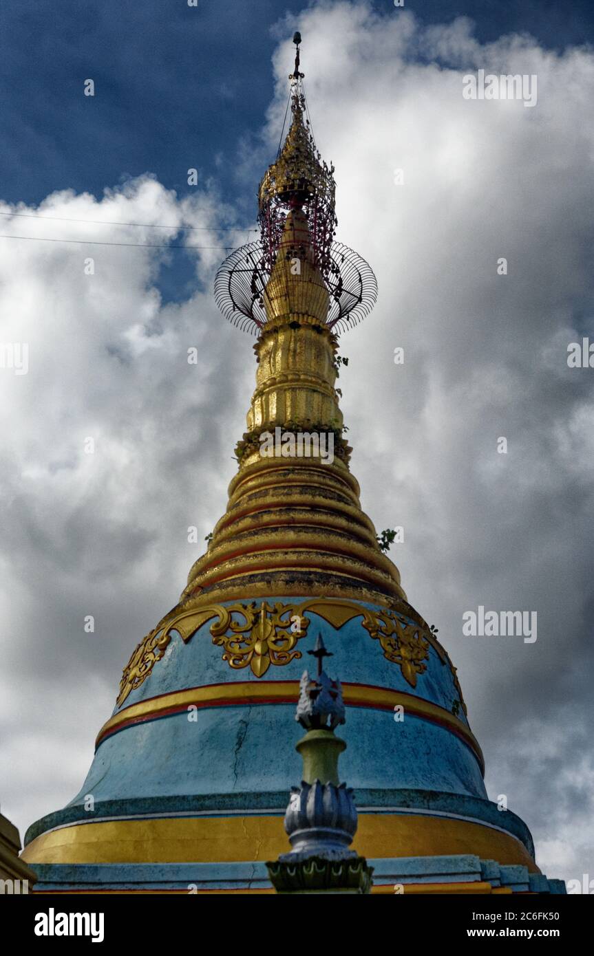 Kunstvoll verzierte Gold und verzierte Stupa in der Shwe Sayan Pagode, Dala, Yangon, Myanmar Stockfoto