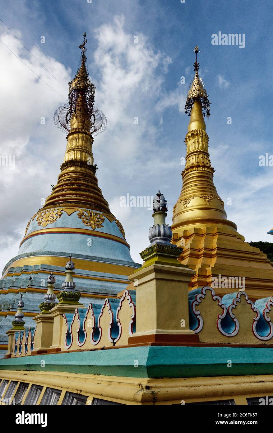 Kunstvoll verzierte Gold und verzierte Stupas in der Shwe Sayan Pagode, Dala, Yangon, Myanmar Stockfoto
