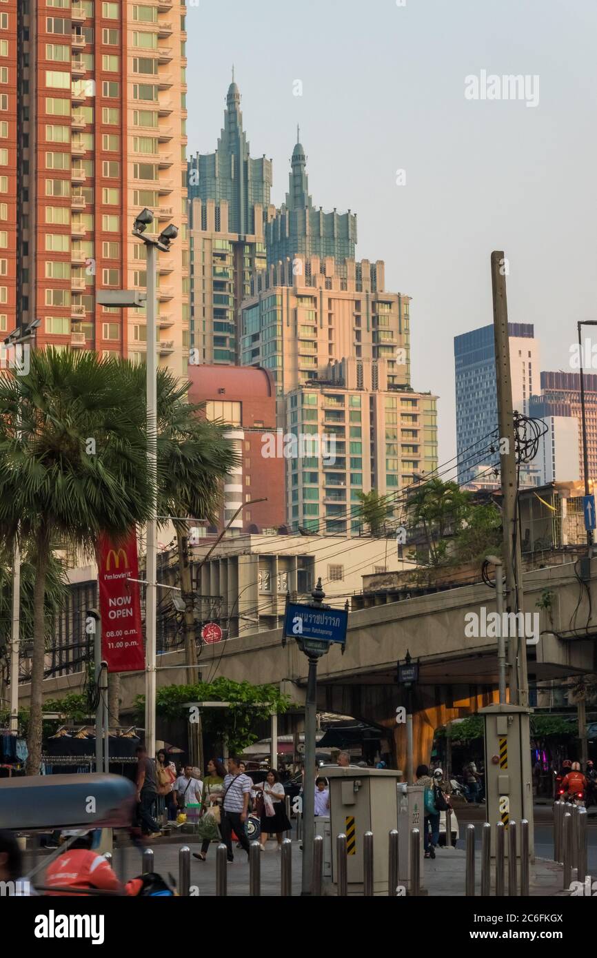 Bangkok, Thailand - 14. Januar 2019: Blick in die Dämmerung auf die Wolkenkratzer von Bangkok, die in der späten Sonne um die Ratchaprarop Road im Ratchathewi District leuchten. Stockfoto