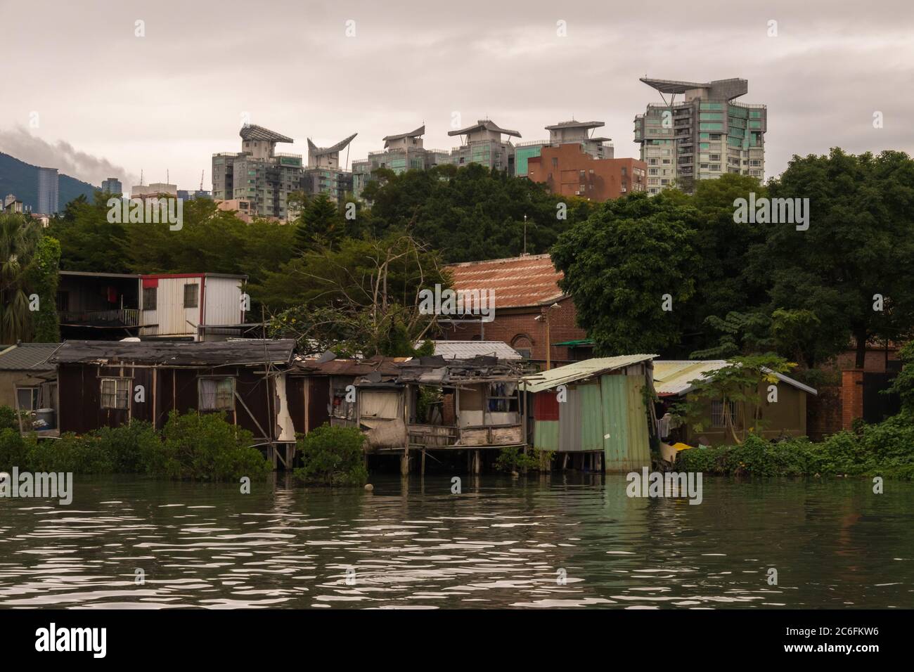 Alte Hütten und moderne Häuser am Tamsui Waterfront, Taiwan Stockfoto