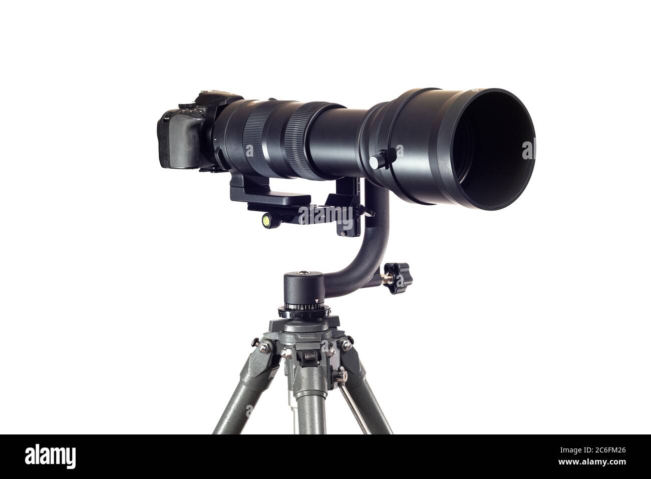 Horizontale Aufnahme einer Digitalkamera auf einem Stativ mit einem Super-Teleobjektiv, das auf Weiß isoliert ist. Stockfoto