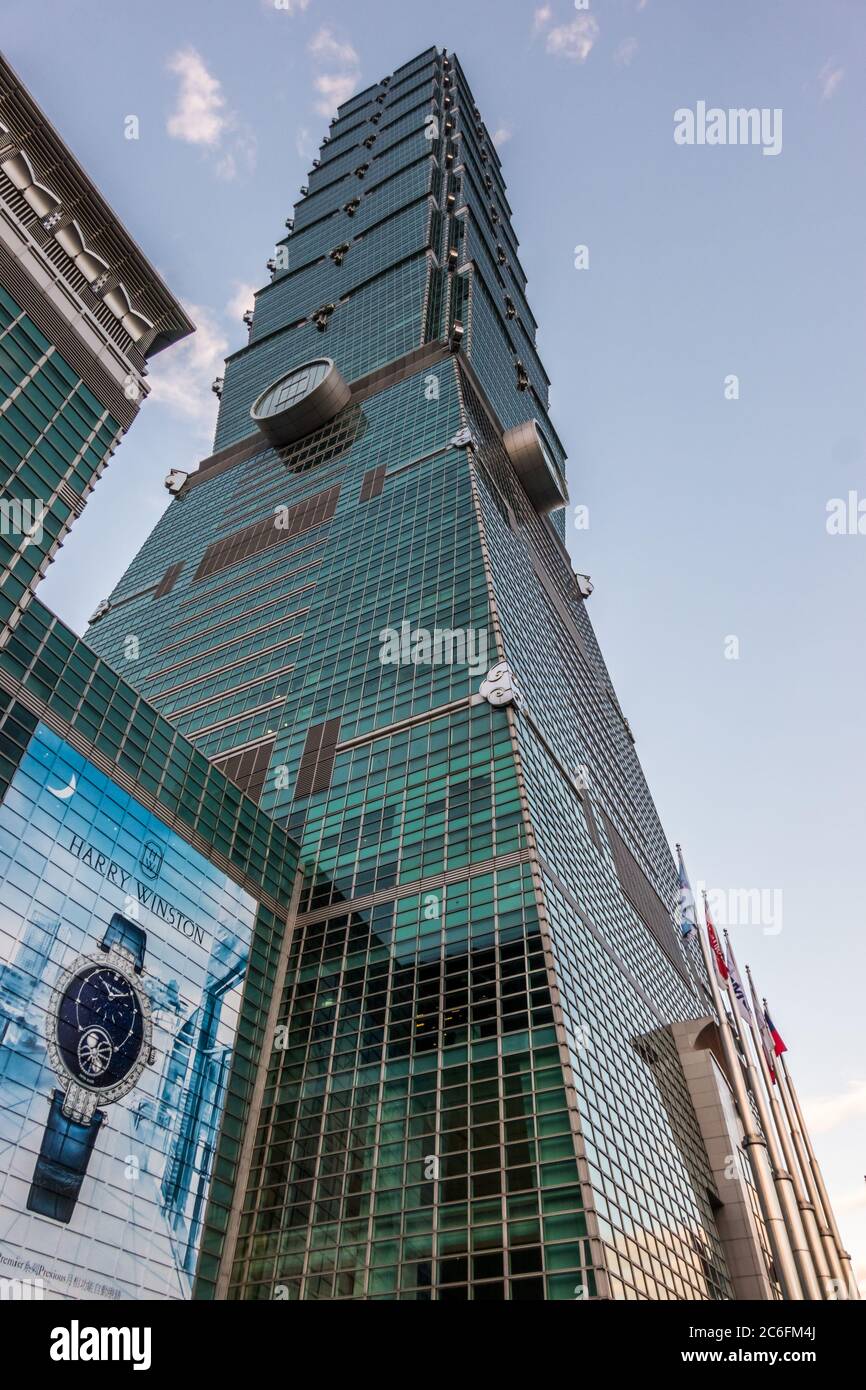 Taipei, Taiwan - 25. Dezember 2018: Ein Blick aus der Nähe auf den unglaublichen 101 Tower in Taiwans Hauptstadt Taipei - ein beeindruckendes Meisterwerk des Ingenieurs Stockfoto