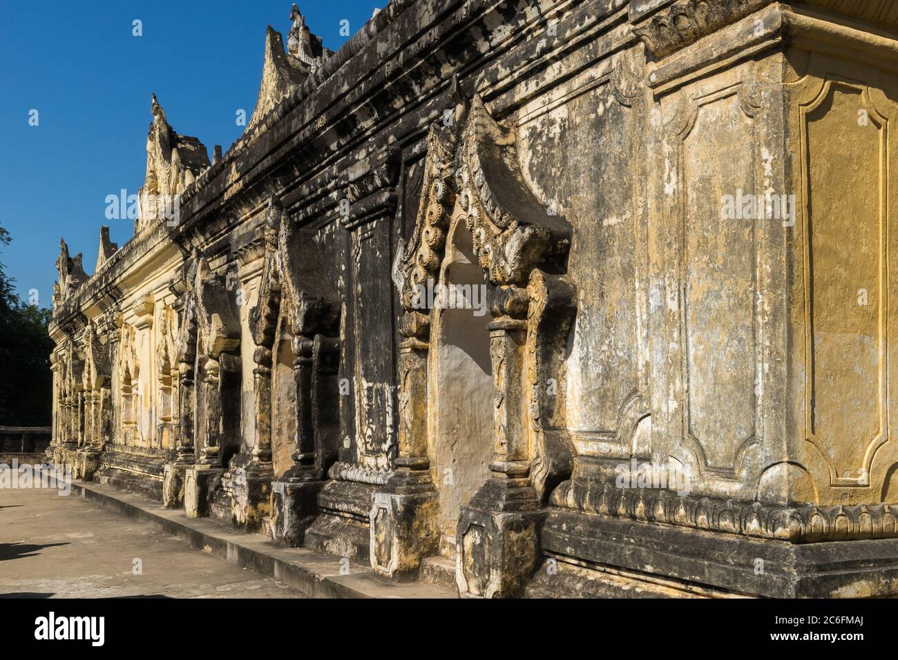 Eines der Gebäude des Maha Aungmye Bonzan Klosters in Inwa in der Nähe von Mandalay City Stockfoto