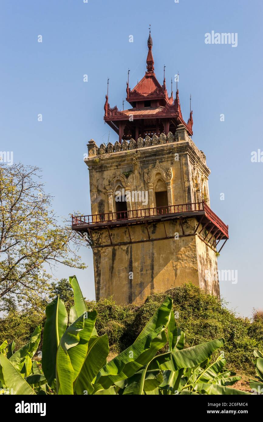 Der Nanmyin Wachturm in Inwa oder Ava in der Nähe Mandalay ist alles, was von dem ehemaligen Ava Palast von König Bagyidaw aufgezogen übrig bleibt Stockfoto