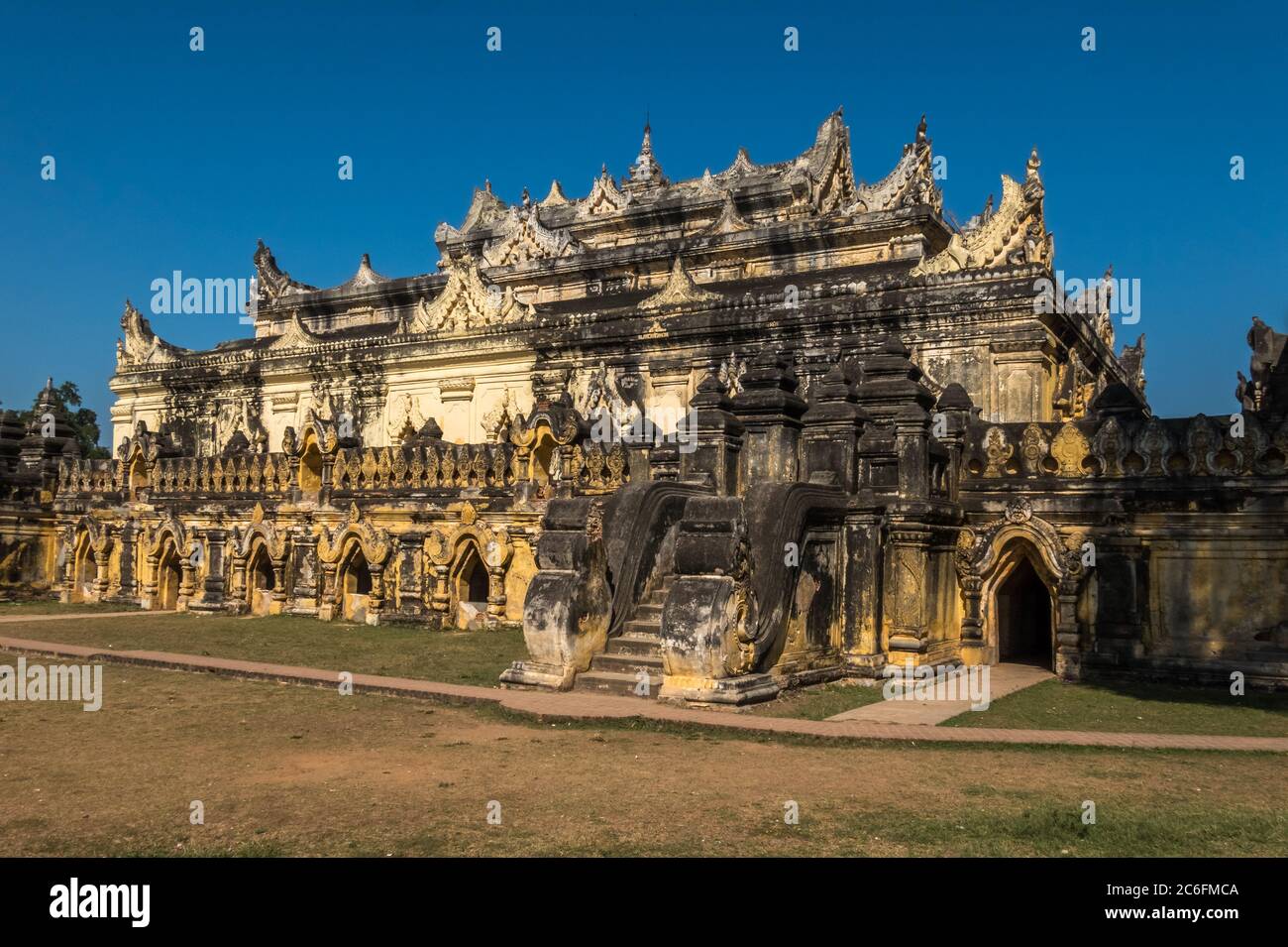 Das zentrale Gebäude des Maha Aungmye Bonzan Klosters in Inwa in der Nähe von Mandalay City Stockfoto