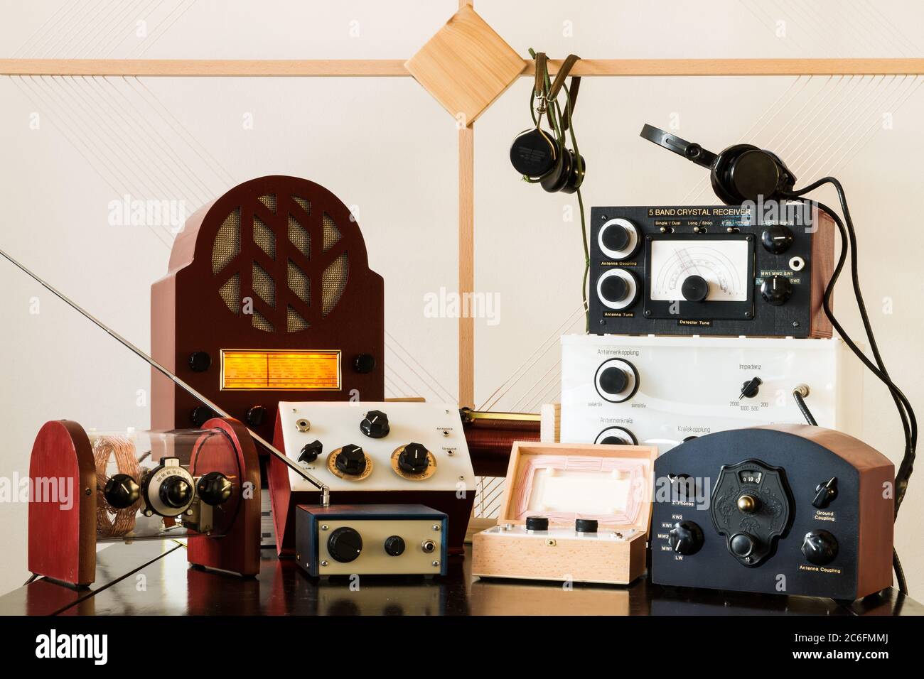 Eine Sammlung von hauseigenen Vintage-Radioempfängern, die von einem Hobbyisten hergestellt wurden Stockfoto