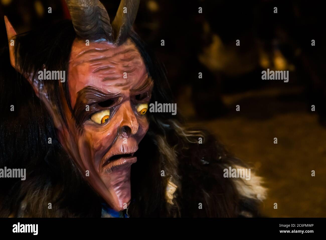 Villach, Österreich - 29. November 2019: Ein Krampus, eine gehörnte, vorchristliche Traditionsfigur im Alpenraum, beim jährlichen Perchtenlauf. Stockfoto