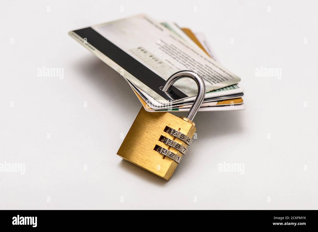 Kreditkarte mit Vorhängeschloss auf weißem Hintergrund. Datensicherheitskonzept. Stockfoto