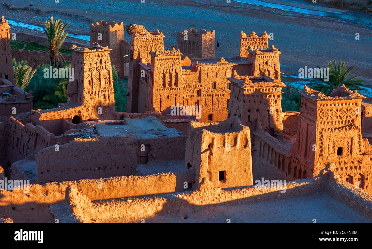 OUARZAZATE PROVINZ, MAROKKO - Ksar in Ait Benhaddou. Diese befestigte Kasbah aus Lehmziegeln ist ein UNESCO-Weltkulturerbe Stockfoto