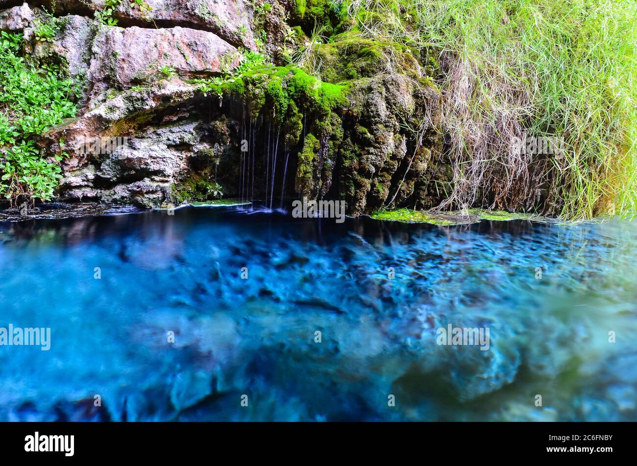 Blaues Schwefelwasser in der Kaklik Höhle, die in der Nähe der modernen Stadt Denizli in der Türkei liegt. Stockfoto