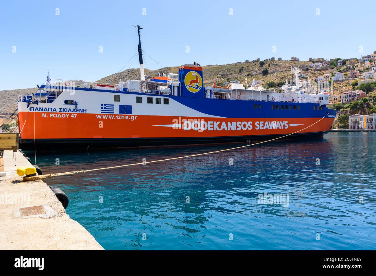 SYMI, GRIECHENLAND - 15. Mai 2018: Panagia Skiadeni Fähre im Hafen von Gialos während der Sommersaison. Symi Island, Griechenland Stockfoto